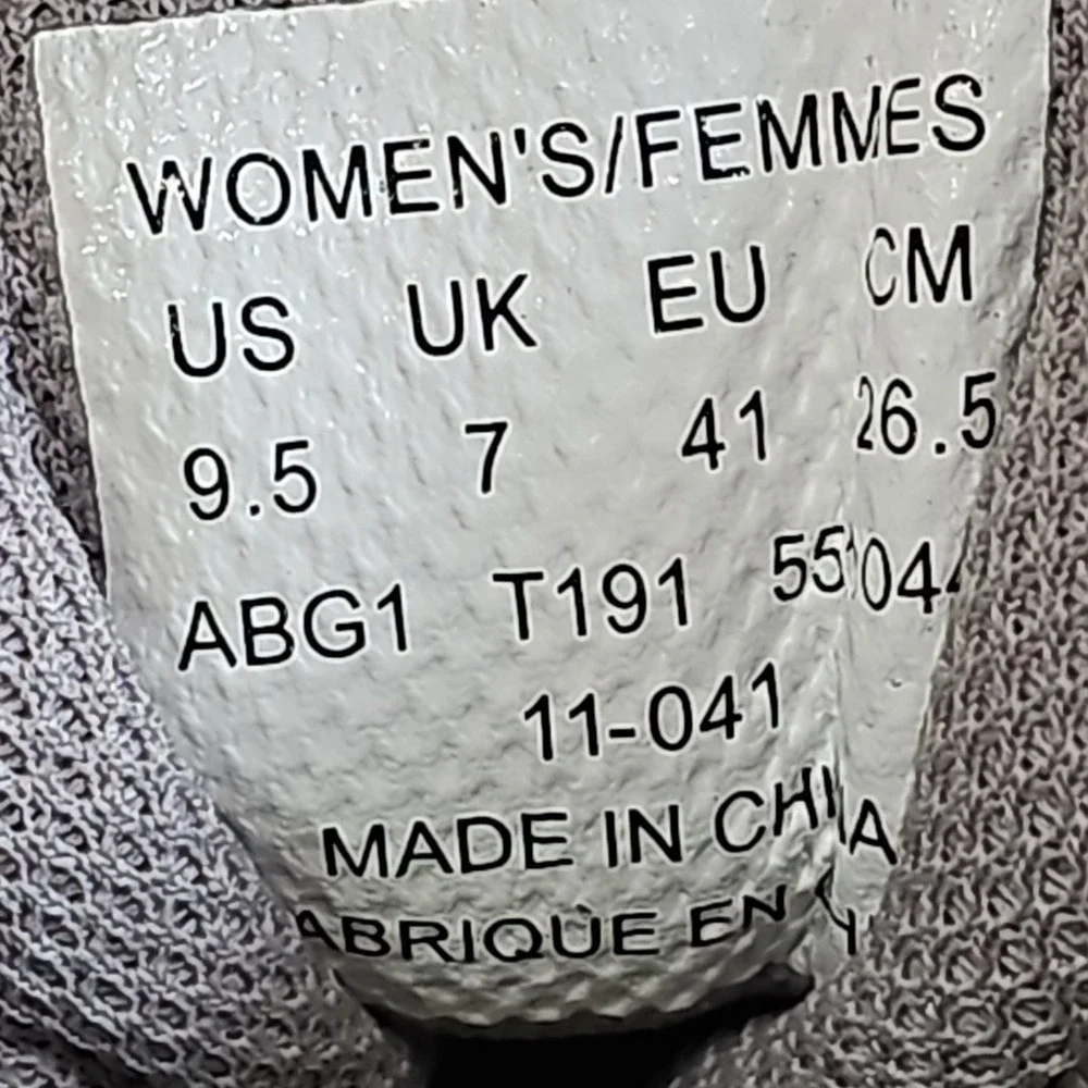 The North‎ Face WOMEN'S ULTRA GORE-TEX® SURROUND MID Light Hiking Shoe Boot 9.5